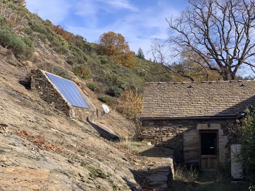 Panneaux solaires installés autour des bâtiments patrimoniaux dans le Parc national des Cévennes