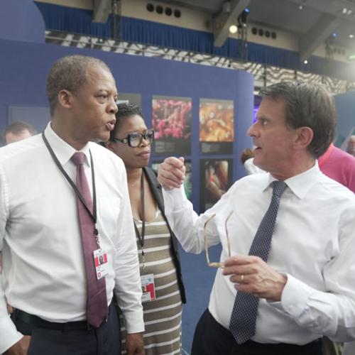 Ferdy Louisy, président du Parc national de la Guadeloupe aux côtés de Manuel Valls, ministre des Outre-mer.