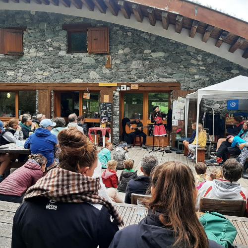 Spectacle conte musical de Sylvie Barnay sur la terrasse du refuge de Rosuel © Emmanuelle Brancaz – Parc national de la Vanoise 