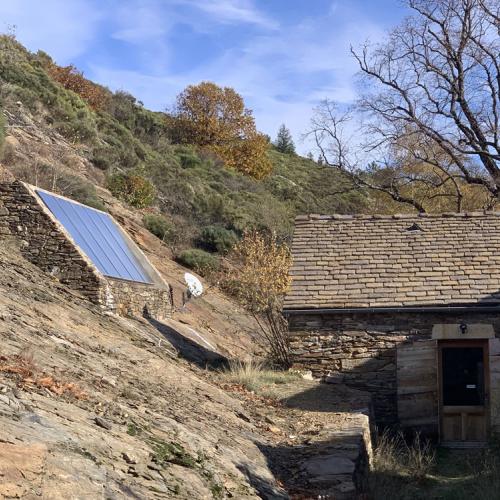 Panneaux solaires installés autour des bâtiments patrimoniaux dans le Parc national des Cévennes