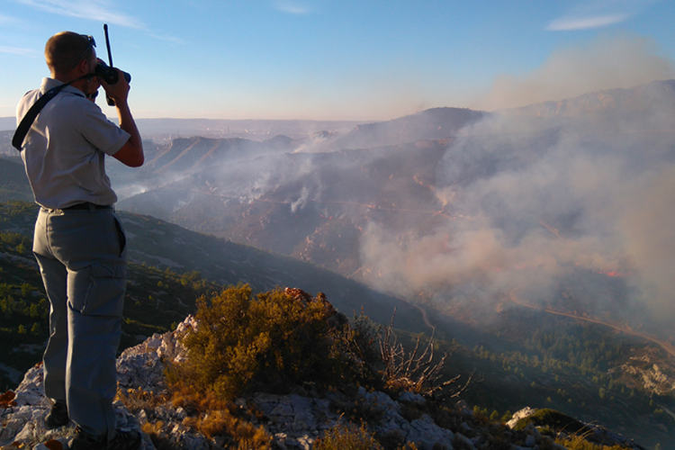 Garde moniteur en vigilance incendie © Parc national des Calanques
