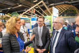 Le ministre Fabrice Loher en visite sur le stand des parcs nationaux 