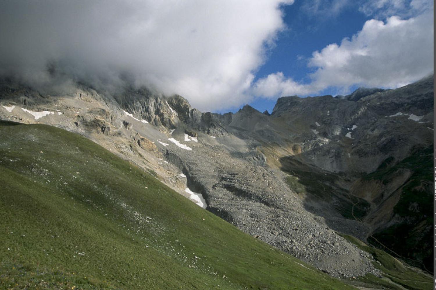 Vue sur un glacier rocheux au pied de l'Aiguille des Corneillets 