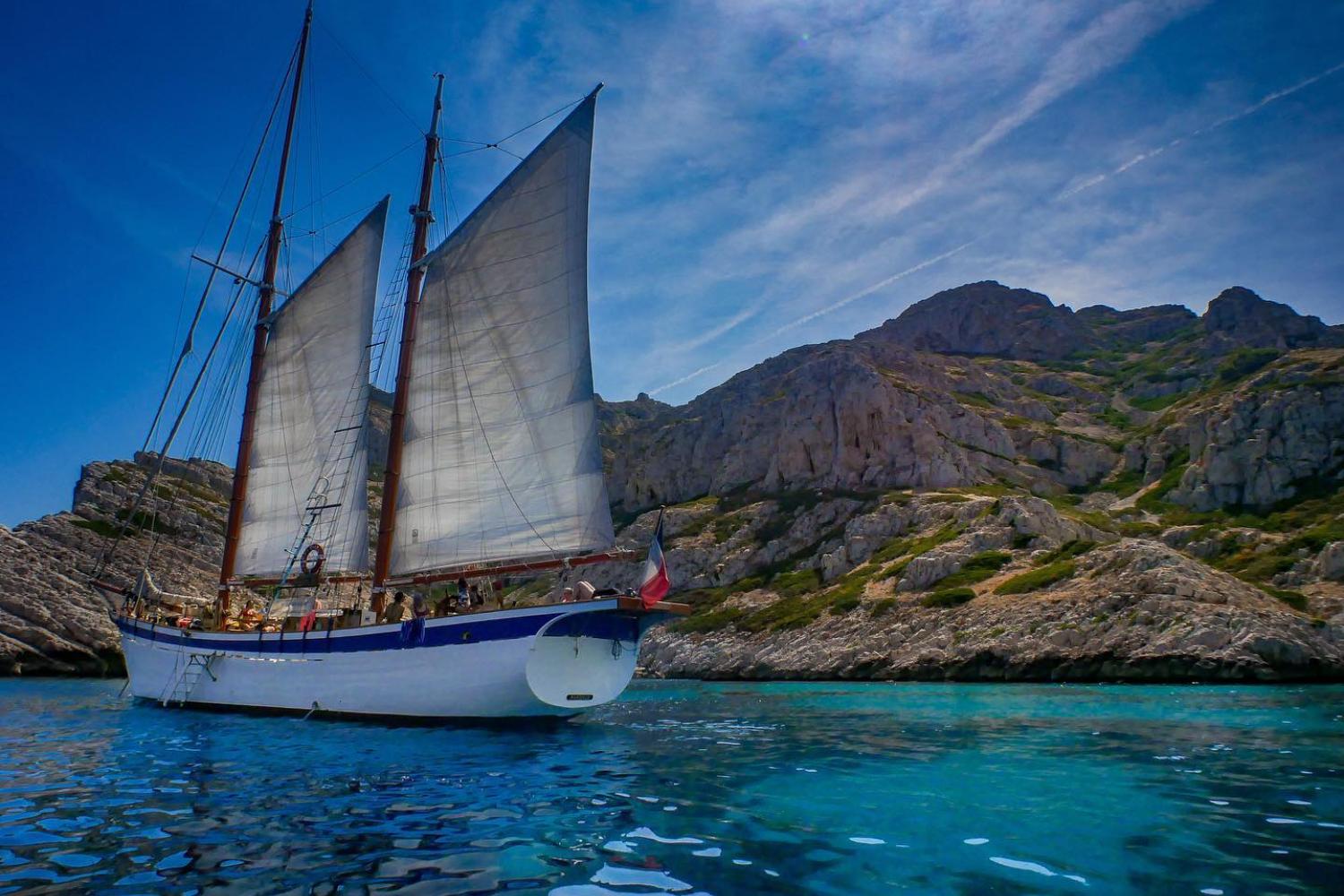 Croisière voile au cœur des Calanques © Goélette Alliance