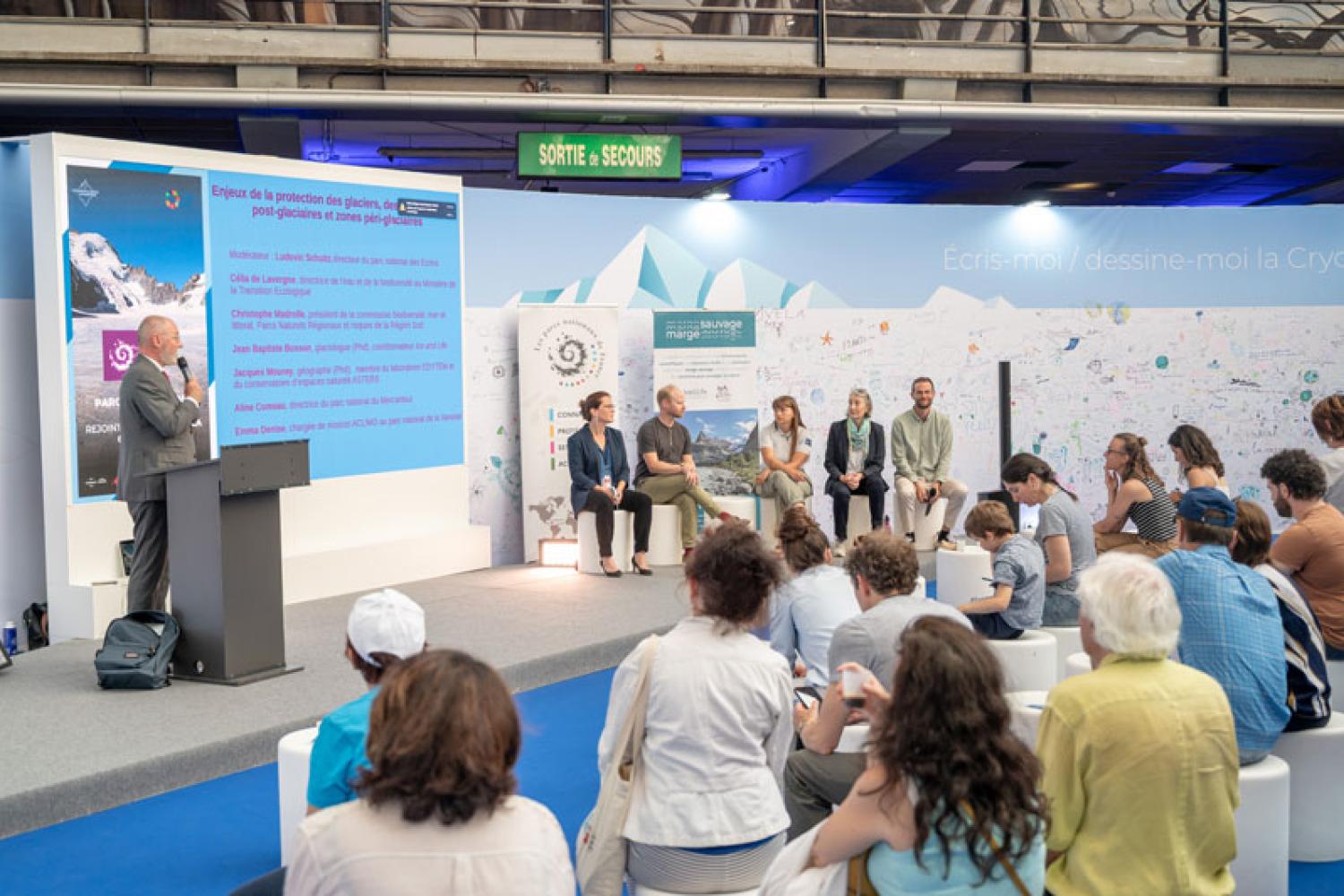 Participants à la table-ronde "Enjeux de protection des glaciers et écosystèmes post et péri-glaciaires"