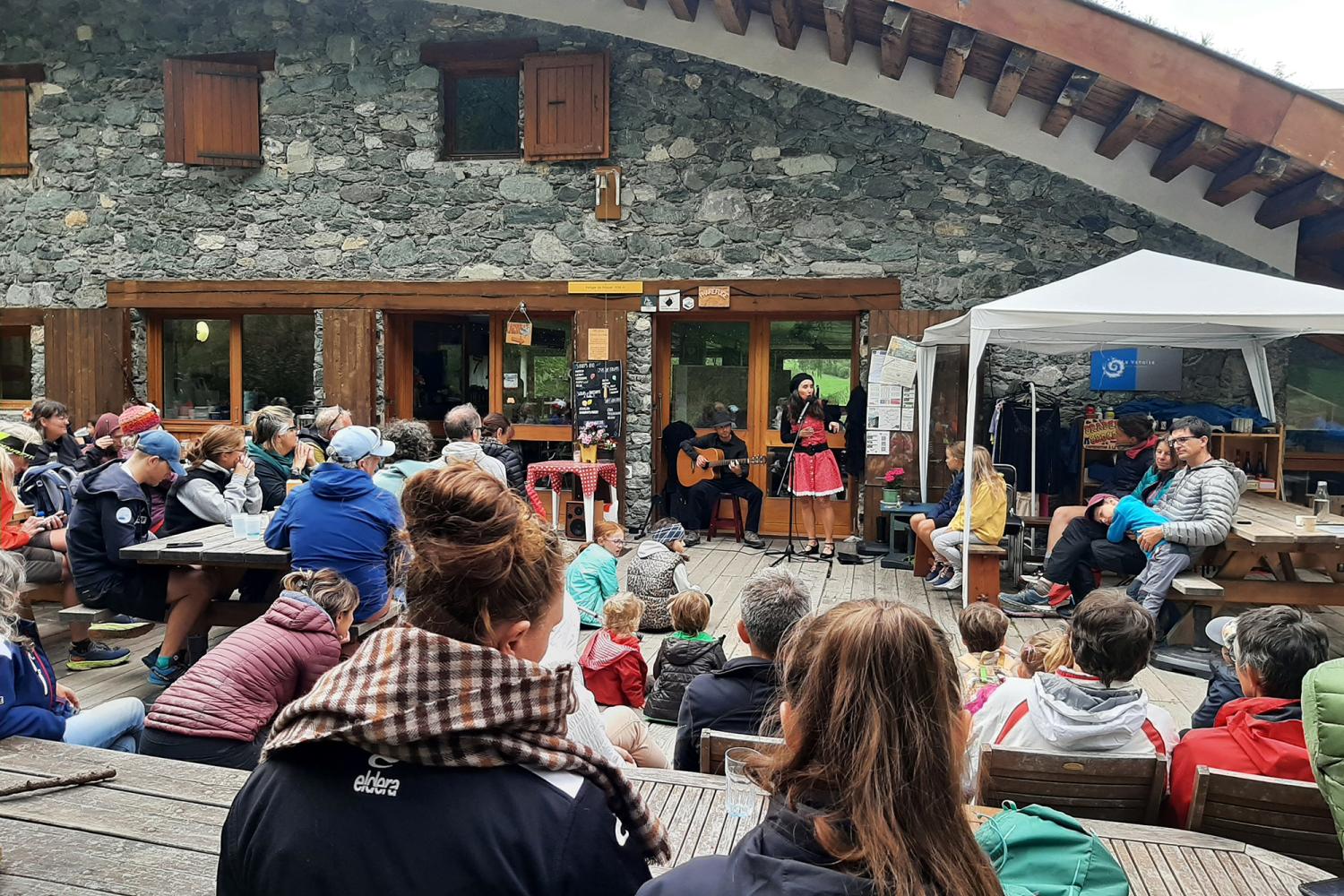 Spectacle conte musical de Sylvie Barnay sur la terrasse du refuge de Rosuel © Emmanuelle Brancaz – Parc national de la Vanoise 