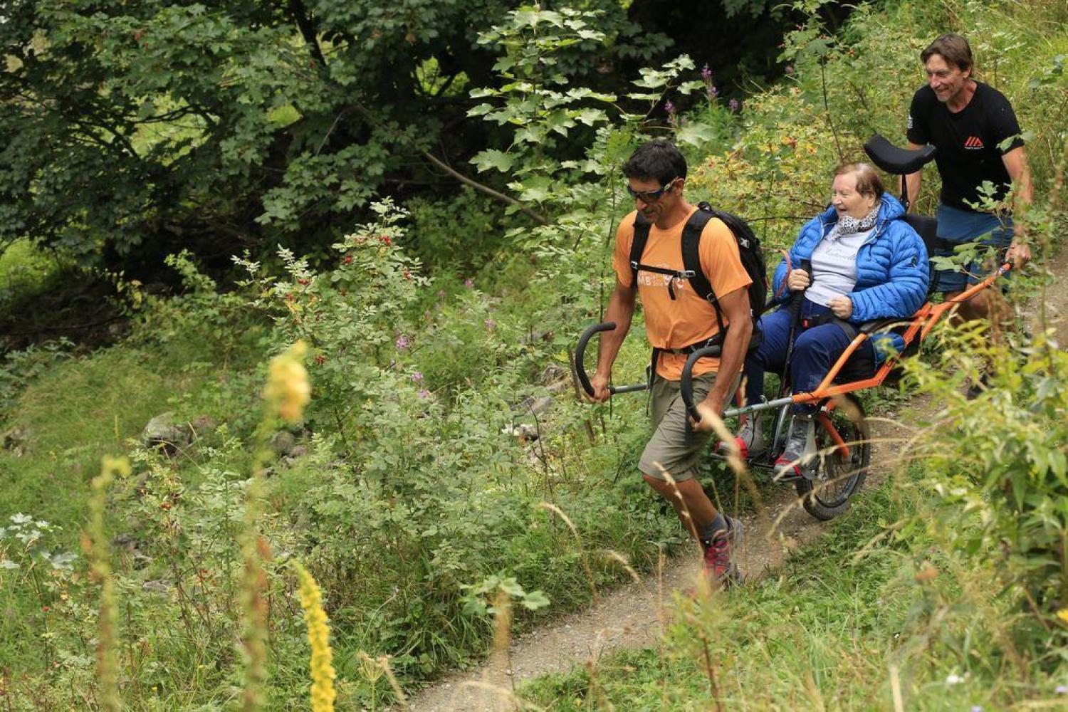 Sortie en joëlette au Tourond © Marc Corail - Parc national des Ecrins