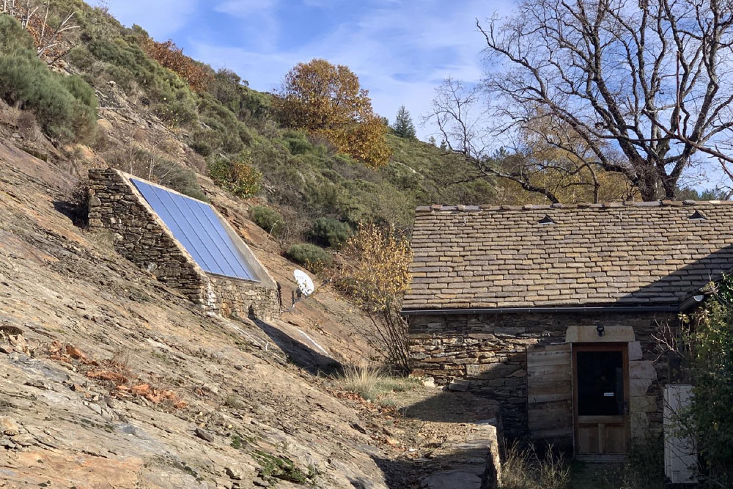 Panneaux solaires installés autour des bâtiments patrimoniaux dans le Parc national des Cévennes